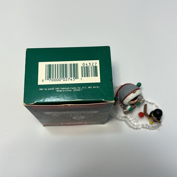 Hallmark Frosty Friends 1991 Ice Hockey Keepsake Ornament Eskimo Penguin In Box - Picture 8 of 8